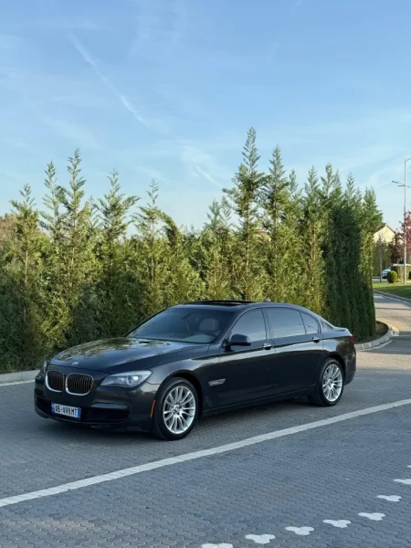 Durres, shitet makine Bmw Benzin, gri e erret automatik Klima 190.000 km 10.000 €