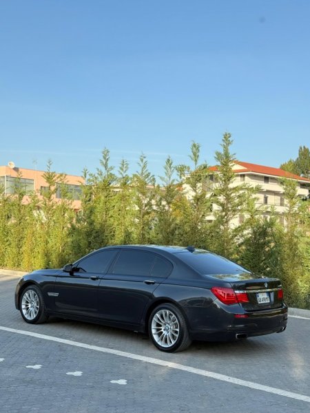 Durres, shitet makine Bmw Benzin, gri e erret automatik Klima 190.000 km 10.000 €