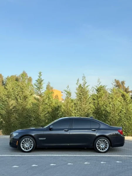 Durres, shitet makine Bmw Benzin, gri e erret automatik Klima 190.000 km 10.000 €