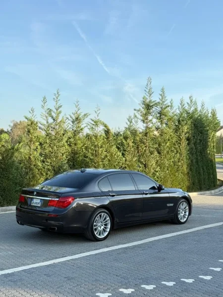 Durres, shitet makine Bmw Benzin, gri e erret automatik Klima 190.000 km 10.000 €