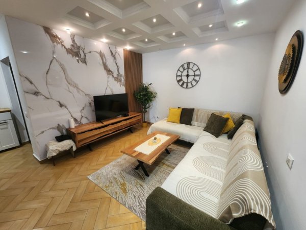 Tirane, jepet me qera 2+1+Ballkon , 