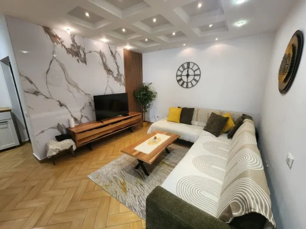 Tirane, jepet me qera 2+1+Ballkon , 