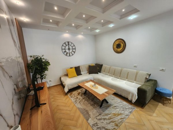 Tirane, jepet me qera 2+1+Ballkon , 