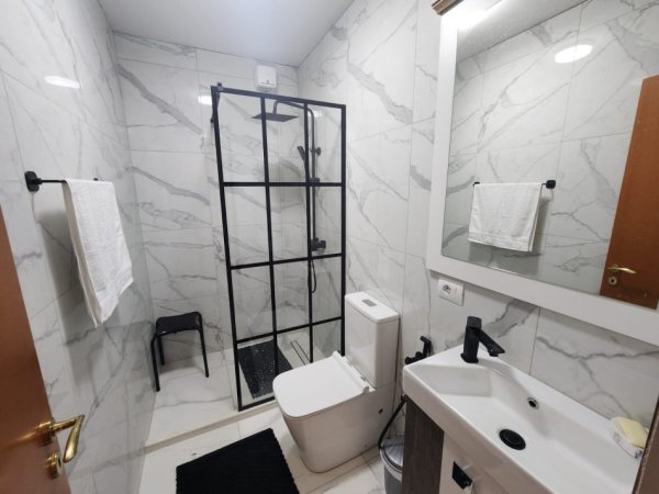 Tirane, jepet me qera 2+1+Ballkon , 
