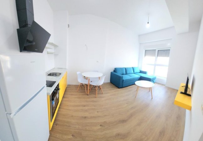 Tirane, jepet me qera apartament 1+1+Ballkon Kati 5, 400 m² 400 € (Ali Dem)