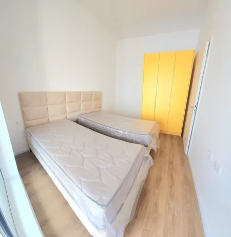 Tirane, jepet me qera apartament 1+1+Ballkon Kati 5, 400 m² 400 € (Ali Dem)