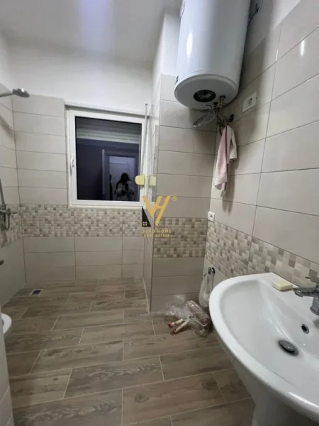 Tirane, jepet me qera apartament 1+1+Ballkon Kati 5, 82 m² 500 € (RRUGA E BOGDANEVE)