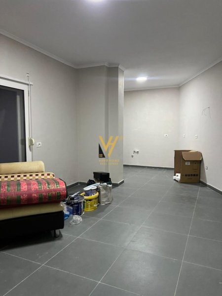 Tirane, jepet me qera apartament 1+1+Ballkon Kati 5, 82 m² 500 € (RRUGA E BOGDANEVE)