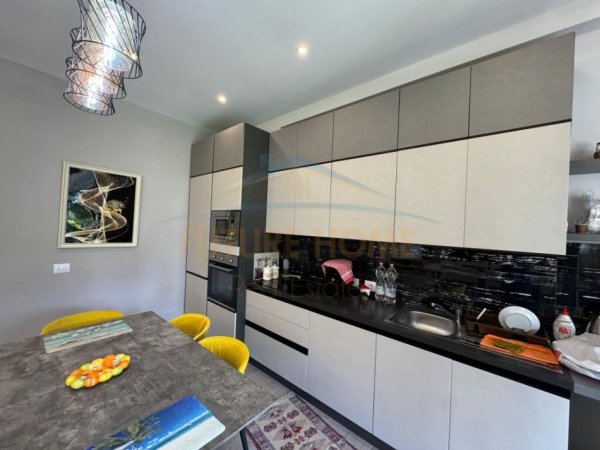 Durres, shitet Vile 2+1+Ballkon Kati 0, 95 m² 370.000 € (gjiri i lalzit)
