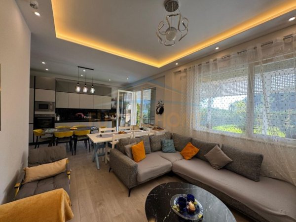 Durres, shitet Vile 2+1+Ballkon Kati 0, 95 m² 370.000 € (gjiri i lalzit)