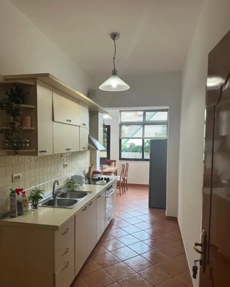 Tirane, jepet me qera shtepi 2+1+Ballkon Kati 2, 100 m² 500 € (Ali Dem)