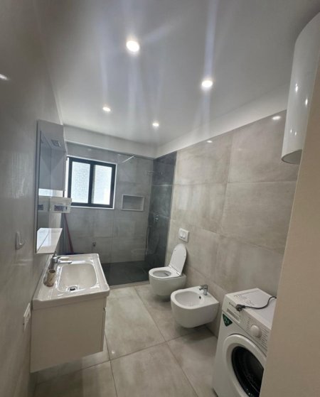 Tirane, jepet me qera shtepi 2+1+Ballkon Kati 2, 100 m² 500 € (Ali Dem)