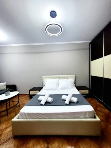 Tirane, jepet me qera apartament 1+1+Ballkon Kati 5, 74 m² 590 € (Rruga Fortuzi)
