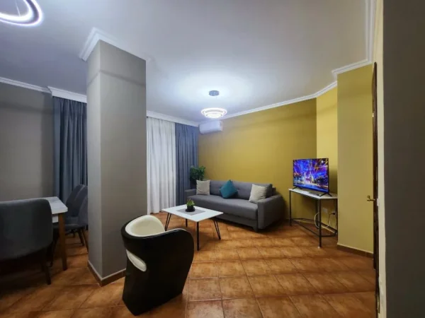 Tirane, jepet me qera apartament 1+1+Ballkon Kati 5, 74 m² 590 € (Rruga Fortuzi)