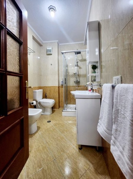 Tirane, jepet me qera apartament 1+1+Ballkon Kati 5, 74 m² 590 € (Rruga Fortuzi)