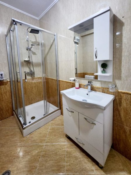 Tirane, jepet me qera apartament 1+1+Ballkon Kati 5, 74 m² 590 € (Rruga Fortuzi)