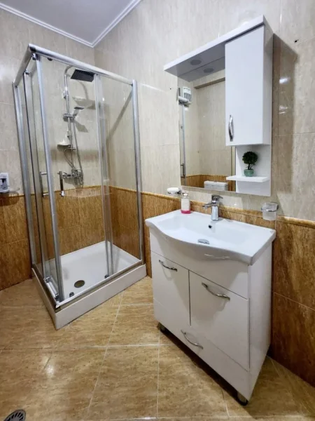 Tirane, jepet me qera apartament 1+1+Ballkon Kati 5, 74 m² 590 € (Rruga Fortuzi)