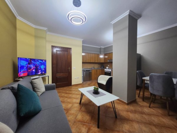 Tirane, jepet me qera apartament 1+1+Ballkon Kati 5, 74 m² 590 € (Rruga Fortuzi)