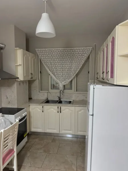 Tirane, jepet me qera apartament 1+1+Ballkon Kati 2, 50 m² 350 € (rruga Peti)