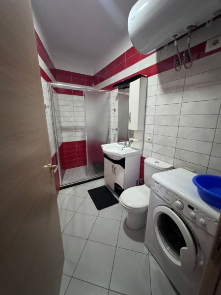 Tirane, jepet me qera apartament 1+1+Ballkon Kati 2, 50 m² 350 € (rruga Peti)