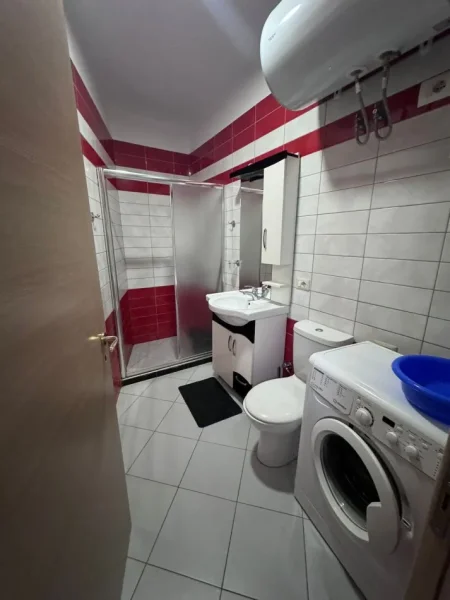 Tirane, jepet me qera apartament 1+1+Ballkon Kati 2, 50 m² 350 € (rruga Peti)