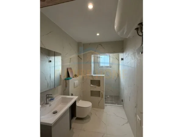 Durres, shitet apartament 2+1 Kati 5, 82 m² 90.000 € (kryqi i kuq)