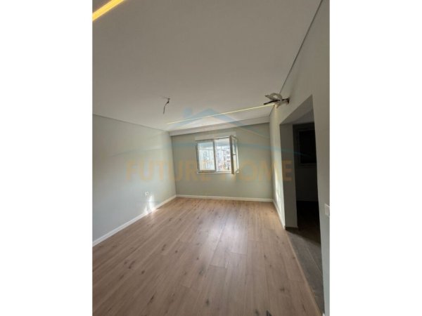 Durres, shitet apartament 2+1 Kati 5, 82 m² 90.000 € (kryqi i kuq)