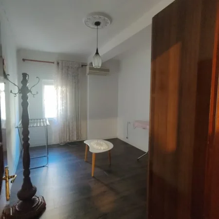 Tirane, jepet me qera apartament 2+1+Ballkon Kati 2, 80 m² 550 € (DON BOSKO)