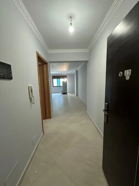 Tirane, jepet me qera apartament 2+1+Ballkon Kati 3, 125 m² 600 € (QIRA APARTAMENT PER ZYRA OSE BANIM)