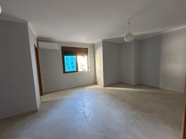 Tirane, jepet me qera apartament 2+1+Ballkon Kati 3, 125 m² 600 € (QIRA APARTAMENT PER ZYRA OSE BANIM)