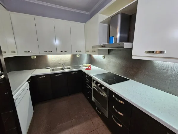 Tirane, jepet me qera apartament 2+1 Kati 2, 130 m² 800 € (Pazari i Ri)