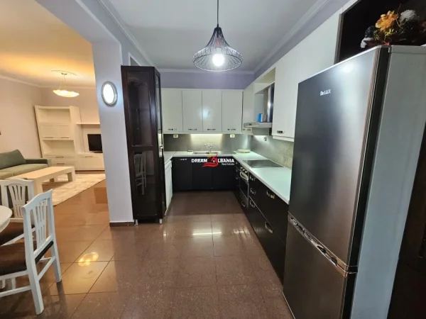 Tirane, jepet me qera apartament 2+1 Kati 2, 130 m² 800 € (Pazari i Ri)