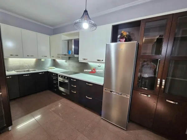 Tirane, jepet me qera apartament 2+1 Kati 2, 130 m² 800 € (Pazari i Ri)