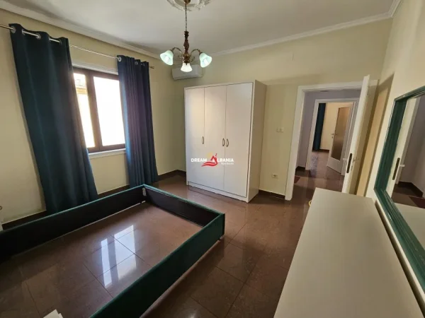 Tirane, jepet me qera apartament 2+1 Kati 2, 130 m² 800 € (Pazari i Ri)