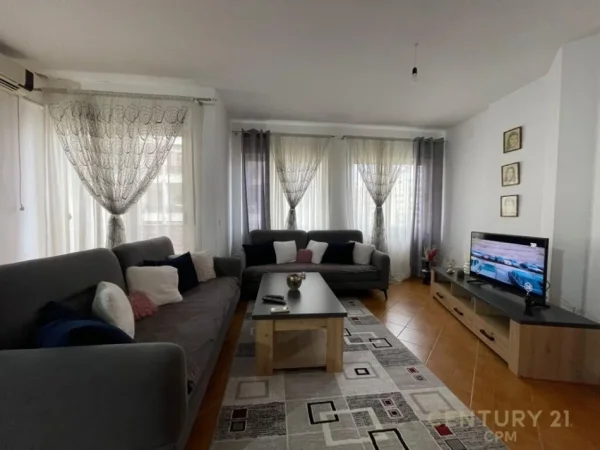Tirane, shitet apartament 3+1+Ballkon Kati 3, 165.000 € (yzberish)