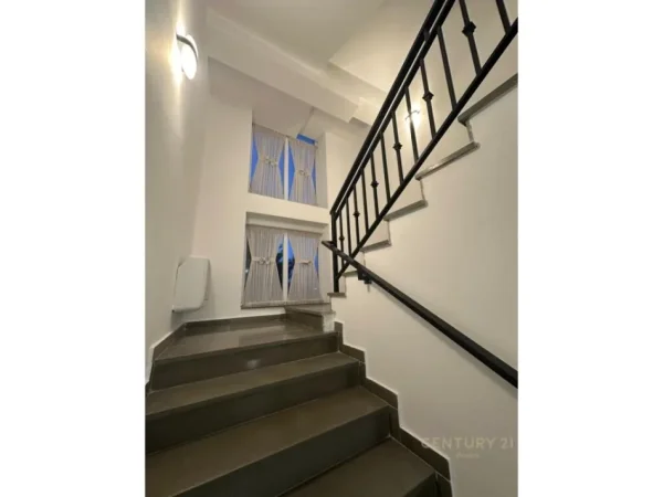 Tirane, jepet me qera 4+1+Ballkon Kati 3, 590 m² 2.500 € (mjull bathore)