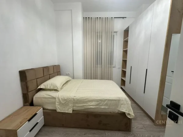 Tirane, jepet me qera 4+1+Ballkon Kati 3, 590 m² 2.500 € (mjull bathore)