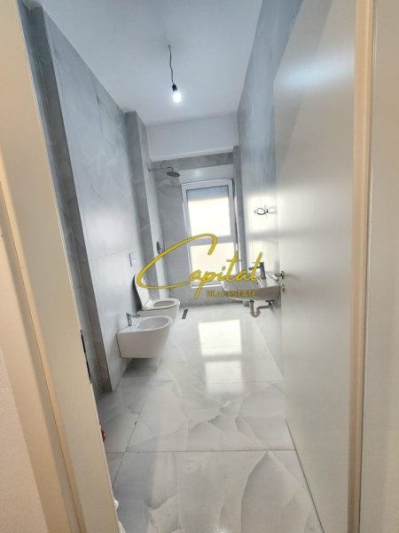 Tirane, jepet me qera apartament 1+1 Kati 5, 400 m² 400 € (ALI DEMI)