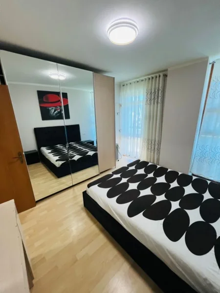 Tirane, jepet me qera apartament 2+1+Ballkon Kati 5, 100 m² 650 € (rruga Reshit Petrela)
