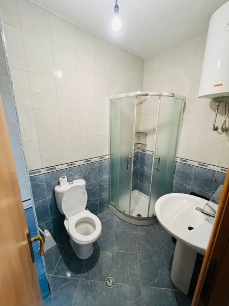 Tirane, jepet me qera apartament 2+1+Ballkon Kati 5, 100 m² 650 € (rruga Reshit Petrela)