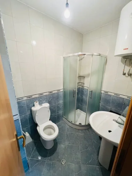Tirane, jepet me qera apartament 2+1+Ballkon Kati 5, 100 m² 650 € (rruga Reshit Petrela)