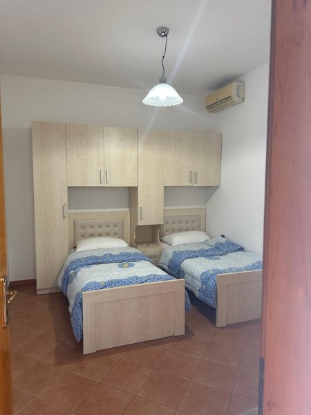Tirane, jepet me qera apartament 2+1+Aneks+Ballkon Kati 2, 100 m² 500 € (ali demi)