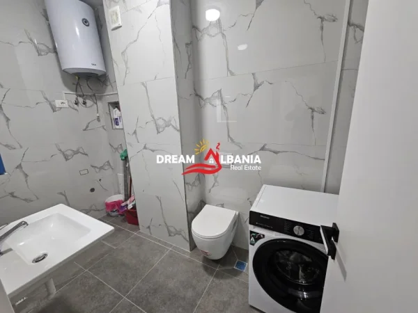 Tirane, jepet me qera apartament 1+1+Ballkon Kati 7, 75 m² 600 € (Tek Tirana Trio Towers Residence, fundi i Rruges Don Bosko)