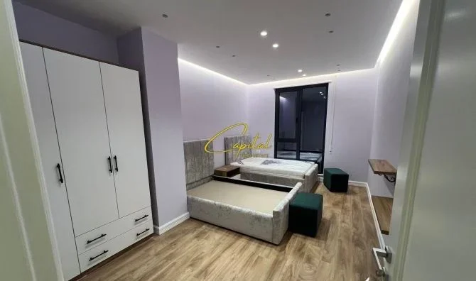 Tirane, jepet me qera apartament 3+1 Kati 7, 130 m² 1.000 € (PORCELAN)