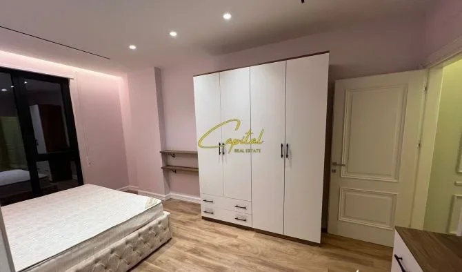 Tirane, jepet me qera apartament 3+1 Kati 7, 130 m² 1.000 € (PORCELAN)