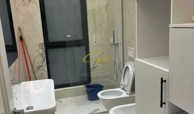 Tirane, jepet me qera apartament 3+1 Kati 7, 130 m² 1.000 € (PORCELAN)