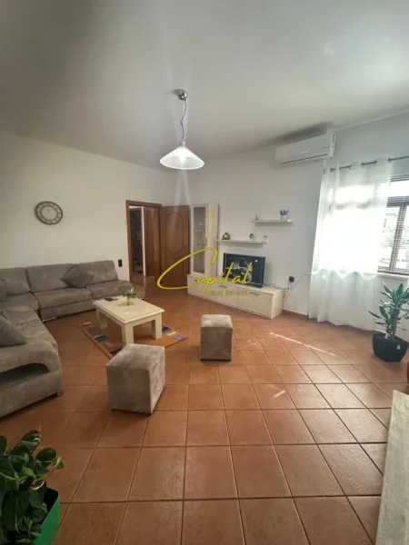 Tirane, jepet me qera apartament 2+1 Kati 2, 100 m² 550 € (ALI DEMI)