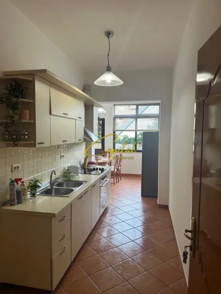 Tirane, jepet me qera apartament 2+1 Kati 2, 100 m² 550 € (ALI DEMI)