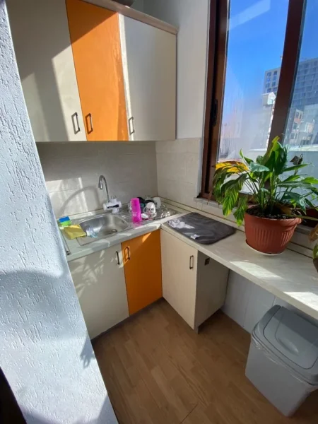 Tirane, jepet me qera apartament 1+1+Aneks Kati 4, 450 € (rruga e durresit)