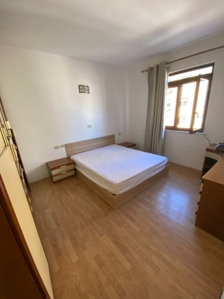 Tirane, jepet me qera apartament 1+1+Aneks Kati 4, 450 € (rruga e durresit)